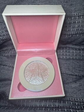 Jeffree Star Cosmetics Extreme Frost
Highlighting Powder Gag Me NEW IN BOX